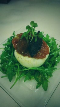 Sí, el pollo de las mesas barcelonesas es la burrata. No hay carta en donde no la encontremos. El reto es servir una burrata que no solo sea buena, sino que sea original. ¿Difícil? Lolita Tapería lo logra.  