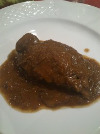 Hay invitaciones que no se deben nunca de rechazar. Pasar la Navidad en casa de una familia vasca es una de las mejores experiencias que uno puede vivir: gastronómica y humana. Este, el cierre de mi segunda Navidad en Irun. Alfredo Oronoz es uno de los mejores cocineros que conozco. Eskerrik asko!