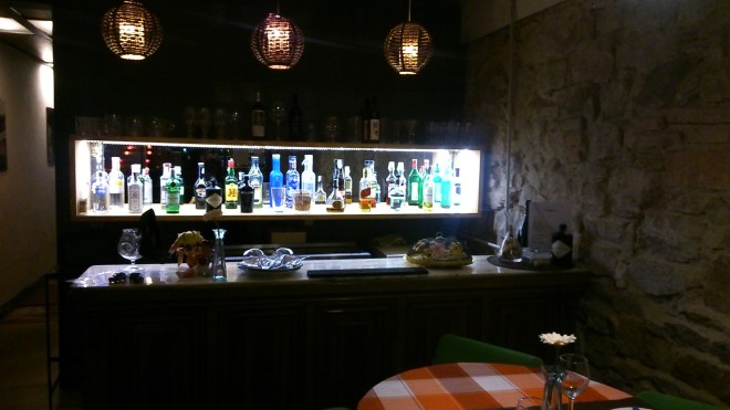 La Trifula, en el Poblesec, es una joya piamontesa escondida a los pies de Montjuic, a un costado de la plaça de las Navas. El chef Fabrizio Marenco tiene años cocinando por el amor a la cocina, son pocos los cocineros que aún se mueven por el corazón. Hacen su propio pan, su propia pasta y tienen unos embutidos D.O. de impacto.