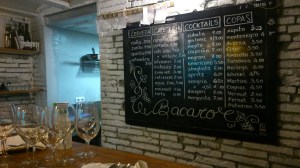 El Bacaro es pequeño pero su pizarra y su selección de vinos es grande, muy grande (no en tamaño).