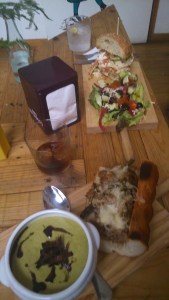 Es tanto lo que influye en que un restaurante nos guste que cuando alguno de ellos desaparece, es como si se muriera una pequeña parte de nosotros. Gracias Bread & Circuses por tanto. Extrañaremos tus bocatas de roast beef y tu vermut casero.