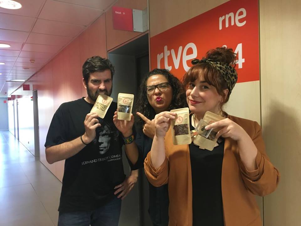 David Valdivia, Ana Luisa Islas (Ñam Ñam Barcelona), Carmen Alcaraz del Blanco minutos antes de entrar al aire.